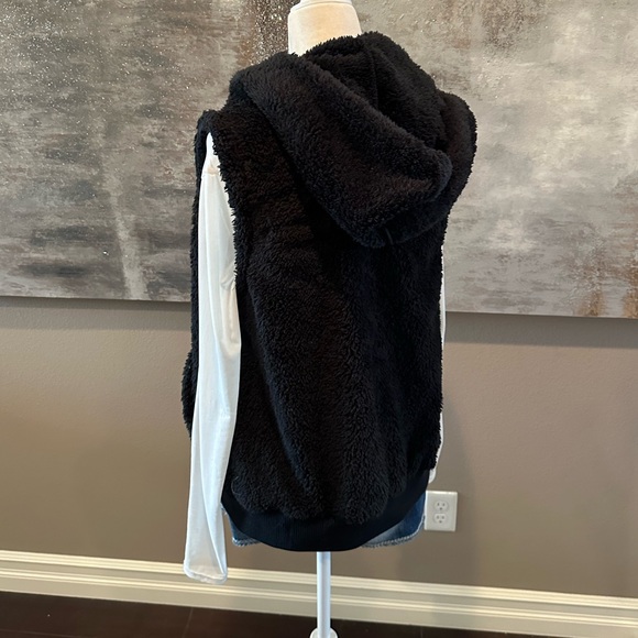 Women’s Billabong Hooded Vest - Picture 4 of 7